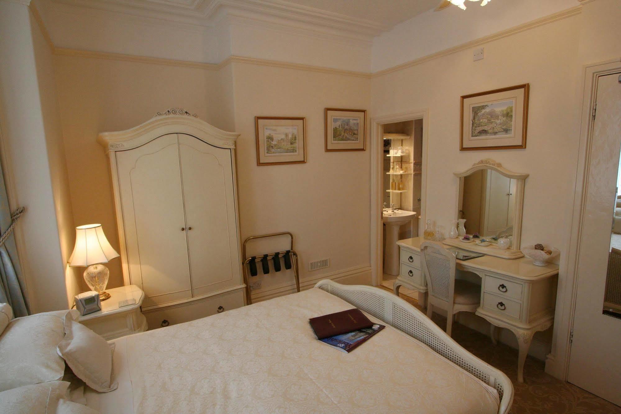 Barbican House Guest house 4*